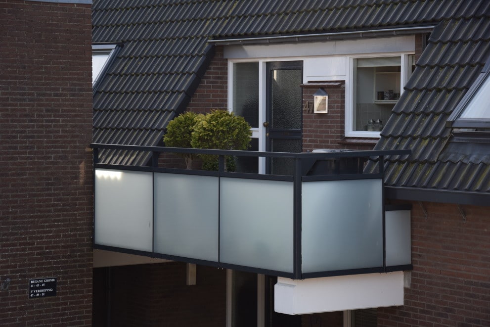 Balkonhek Glashek Lamelhek Balkonhekken Balustrades JenB J en B Spijlenhek